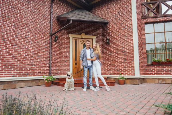 Aantrekkelijke Jonge Paar Met Labrador Voor Nieuwe Huis — Stockfoto