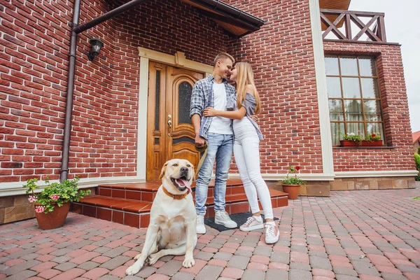 Attractive Young Couple Labrador Front New House — Stock Photo, Image