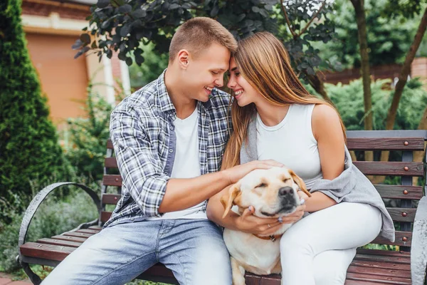 Sonriente Pareja Sentado Banco Con Perro Centran Primer Plano — Foto de Stock