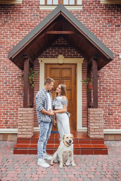 Casal Jovem Atraente Com Labrador Frente Nova Casa Foco Primeiro — Fotografia de Stock