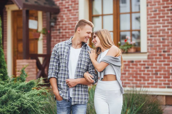 Feliz Joven Pareja Abrazando Riendo Aire Libre — Foto de Stock