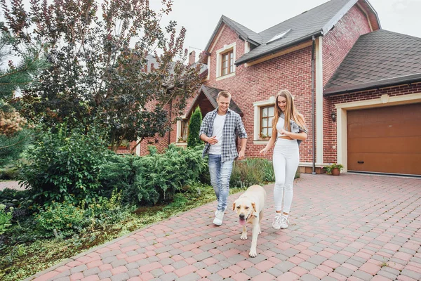 Familie Spelen Met Hond Binnenplaats Buurt Van Huis Focus Voorgrond — Stockfoto