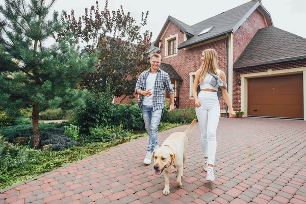 Mann Und Frau Verbringen Urlaub Beim Spaziergang Mit Hund Hof — Stockfoto