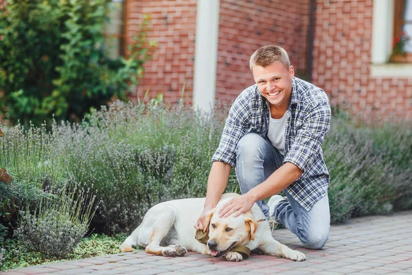 Junger Mann Mit Retriever Sommerpark Fokus Auf Vordergrund — Stockfoto