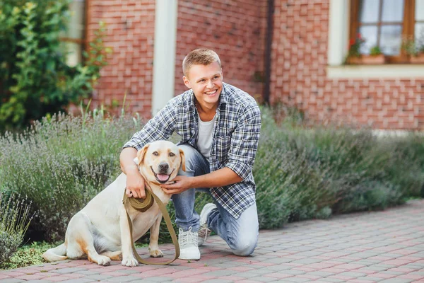 Junger Mann Mit Retriever Geht Sommerpark Spazieren Fokus Auf Vordergrund — Stockfoto