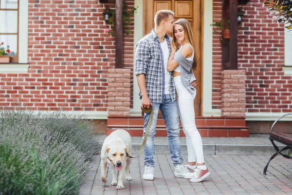 Casal Jovem Frente Casa Grande Com Labrador Foco Primeiro Plano — Fotografia de Stock