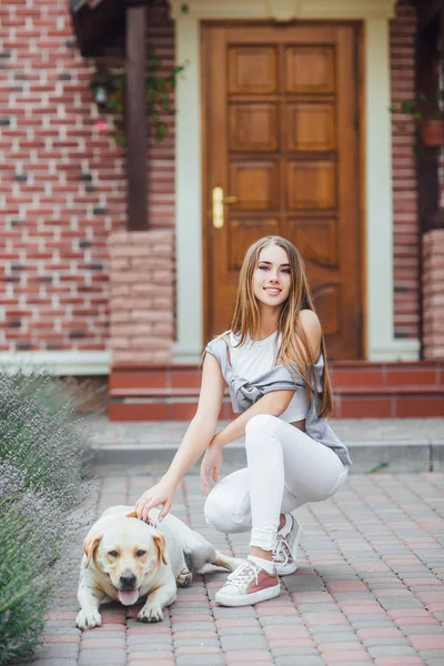 Jonge Vrouw Met Retriever Voor Huis Focus Voorgrond — Stockfoto