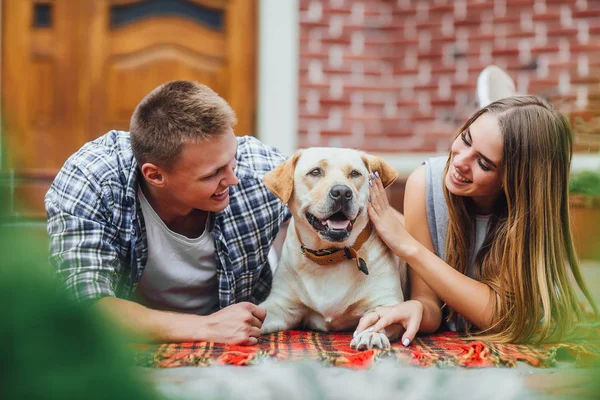 Pareja Sonriente Descansando Patio Con Perro Centran Primer Plano — Foto de Stock