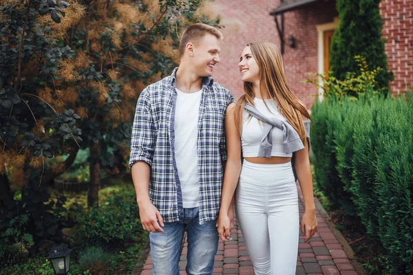 Mooi Paar Samen Wandelen Buurt Van Huis Concentreren Voorgrond — Stockfoto