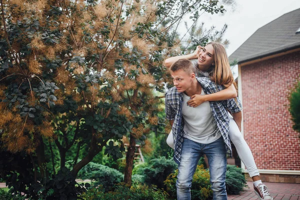 Çekici gülümseyen çift Park'ta eğleniyor