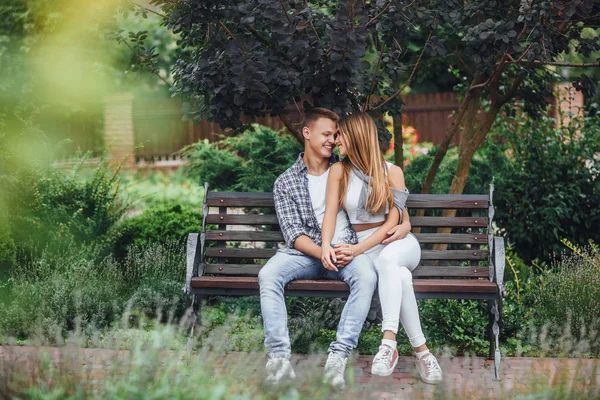 Junges Paar Sitzt Auf Bank Park Und Schaut Einander — Stockfoto