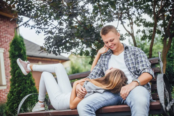 Vackra Par Sitta Bänken Och Tittar Varandra — Stockfoto