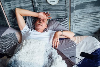 sabah yatakta yatıyordu süre baş ağrısı olan sakallı