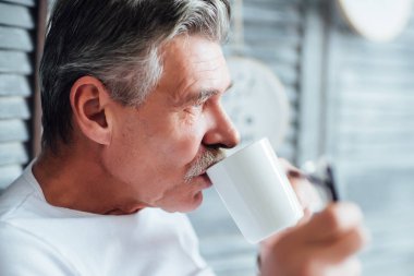 Çay içme ve ileriye dönük komuta sizde portresi 