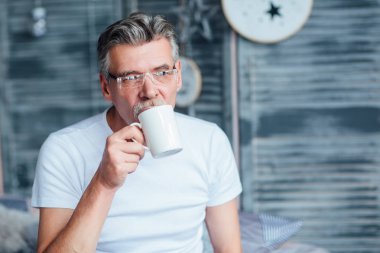 Komuta sizde fincan lezzetli kahve ile evde istirahat sakallı