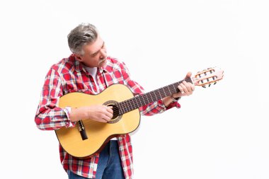 Yakışıklı adam rahat kıyafetler beyaz arka plan üzerinde izole gitar çalmak