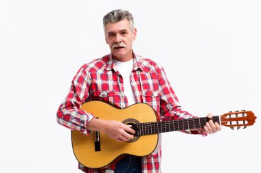 Yakışıklı adam rahat kıyafetler beyaz arka plan üzerinde izole gitar çalmak