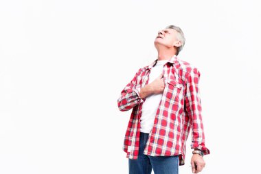 Beyaz arka plan üzerinde izole kalp ağrısı olan Kıdemli erkek