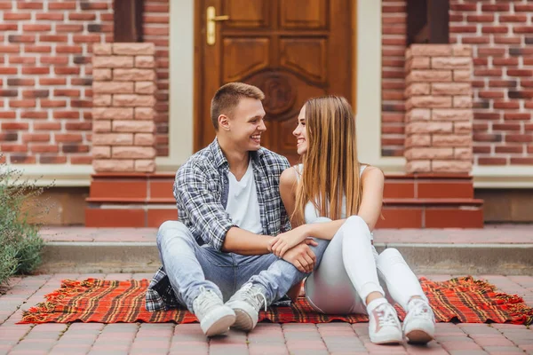 Gelukkige Paar Achter Deken Tapijt Voorzijde Nieuwe Woning — Stockfoto