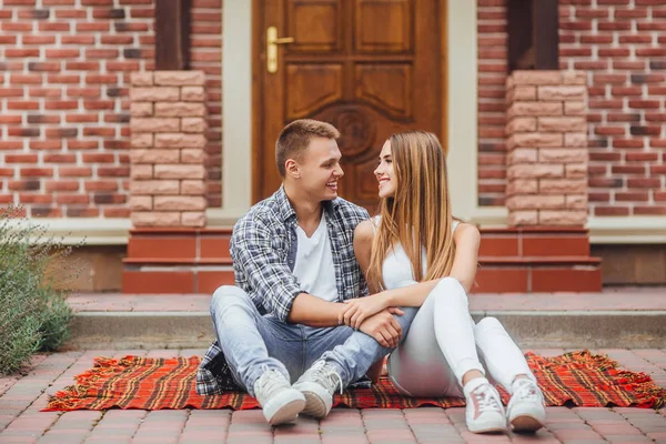 Lyckliga Paret Sitter Filt Matta Framför Nya Hem Fokus Förgrunden — Stockfoto