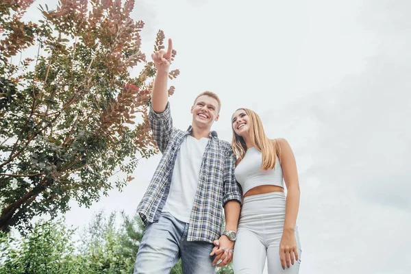 Pareja Joven Caminando Aire Libre Centran Primer Plano —  Fotos de Stock