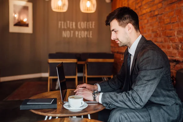 Empresario Traje Sentado Cafetería Mirando Portátil — Foto de Stock