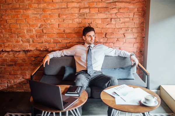 Homme Affaires Assis Sur Canapé Près Table Avec Ordinateur Portable — Photo