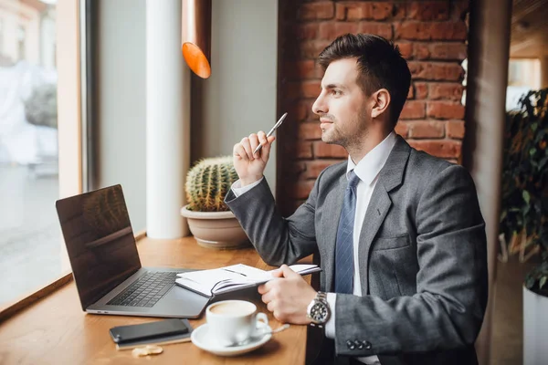 Empresario Traje Sentado Cafetería Mirando Ventana — Foto de Stock