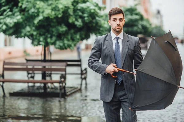 Atractivo Hombre Negocios Que Calle Abajo Con Paraguas Mirando Cámara —  Fotos de Stock