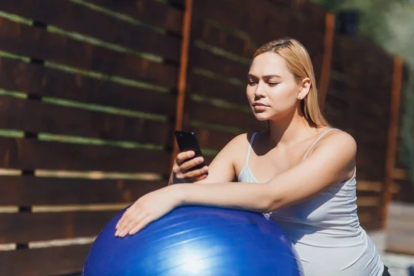 Mladá Těhotná Žena Dělá Relaxační Cvičení Pomocí Fitness Míč Sledování — Stock fotografie