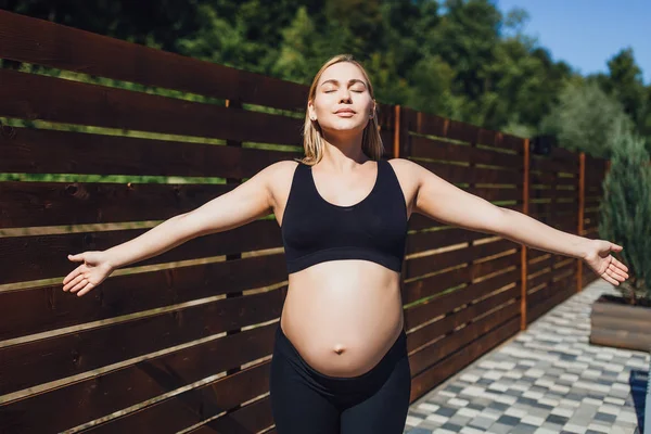 Těhotná Žena Sportovní Meditaci Čerstvém Vzduchu — Stock fotografie
