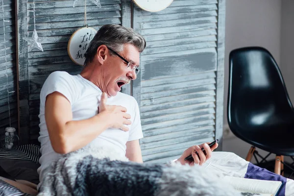 Sorprendido Hombre Barbudo Relajándose Cama Leyendo Noticias — Foto de Stock