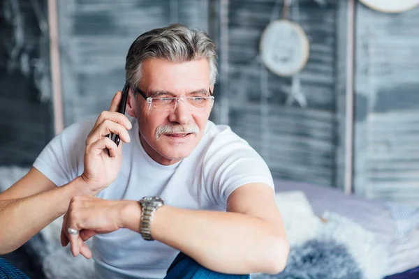 Hombre Hablando Teléfono Inteligente Mientras Descansa Casa — Foto de Stock