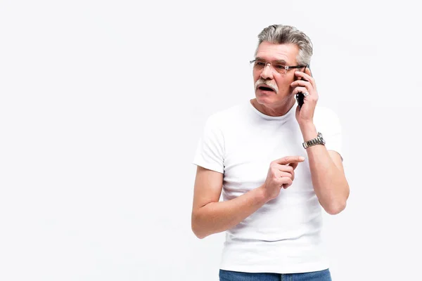 Uomo Anziano Che Parla Sul Telefono Cellulare Isolato Sfondo Bianco — Foto Stock