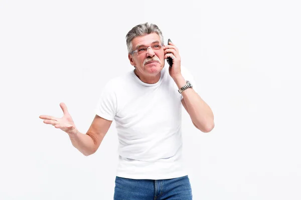 Menekankan Pria Senior Menggunakan Smartphone Terisolasi Pada Latar Belakang Putih — Stok Foto