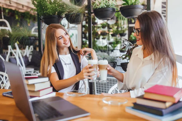 Två Unga Vackra Kvinnor Dricka Latte Café Kafferast — Stockfoto