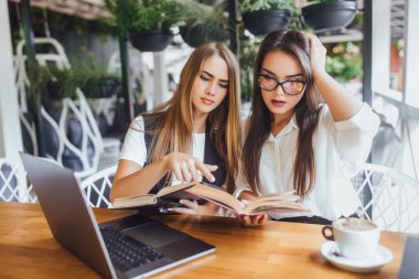 Kadınlar caffe yeni İngilizce kelime öğrenme