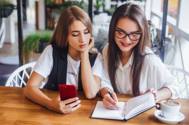 Yeni kelime İngilizce dil öğrenme ve sesli kitap dinlemek iki kadın