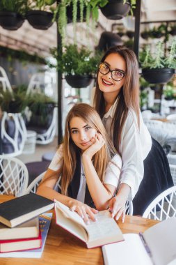 Office merkezinde yeni malzeme öğrenme iki genç öğrenciler