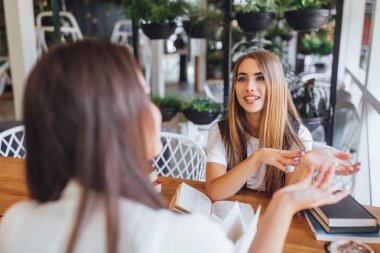 Öğle anda Caffe içinde oturan genç güzel kadın