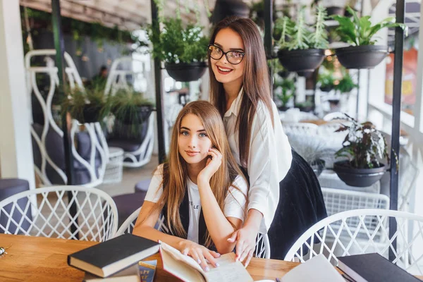 Två Unga Attraktiva Kvinnor Som Arbetar Kontor — Stockfoto