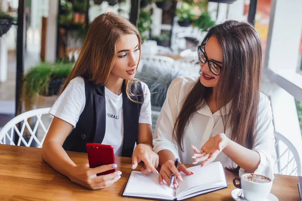 Kvinnor Café Vid Lunchtid Att Tala Arbete — Stockfoto