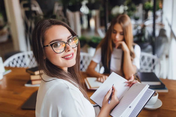 Mujeres Jóvenes Que Trabajan Cargo Centran Primer Plano — Foto de Stock