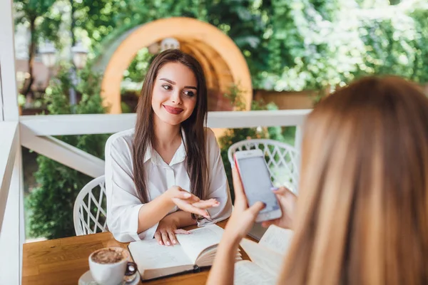 Twee Vrouwen Leren Café Concentreren Voorgrond — Stockfoto