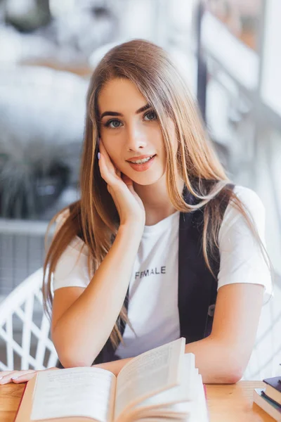 Young Woman Resting Cafe Focus Foreground — Stock Photo, Image