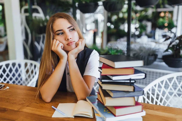 Kafede Kitapların Yanında Oturan Genç Bir Kadın — Stok fotoğraf