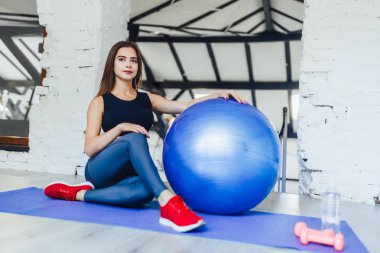 genç kadın fitness topu vasıl jimnastik salonu ile eğitim 