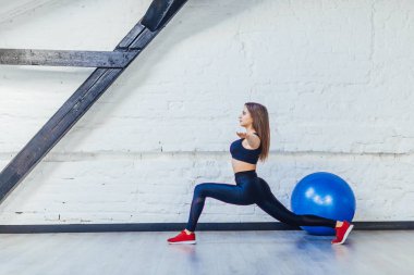 genç kadın fitness topu vasıl jimnastik salonu ile eğitim 