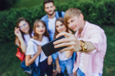 selfie yapan genç öğrenci grubu, seçici odak