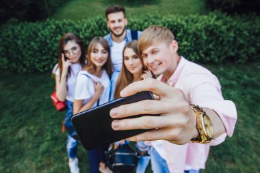 selfie yapan öğrenci grubu, seçici odak